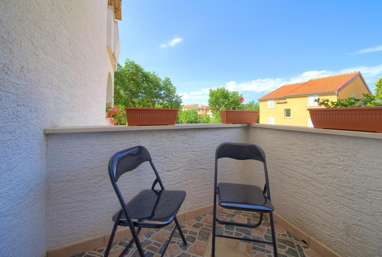 Apartman Mihael Malinska Exteriör bild
